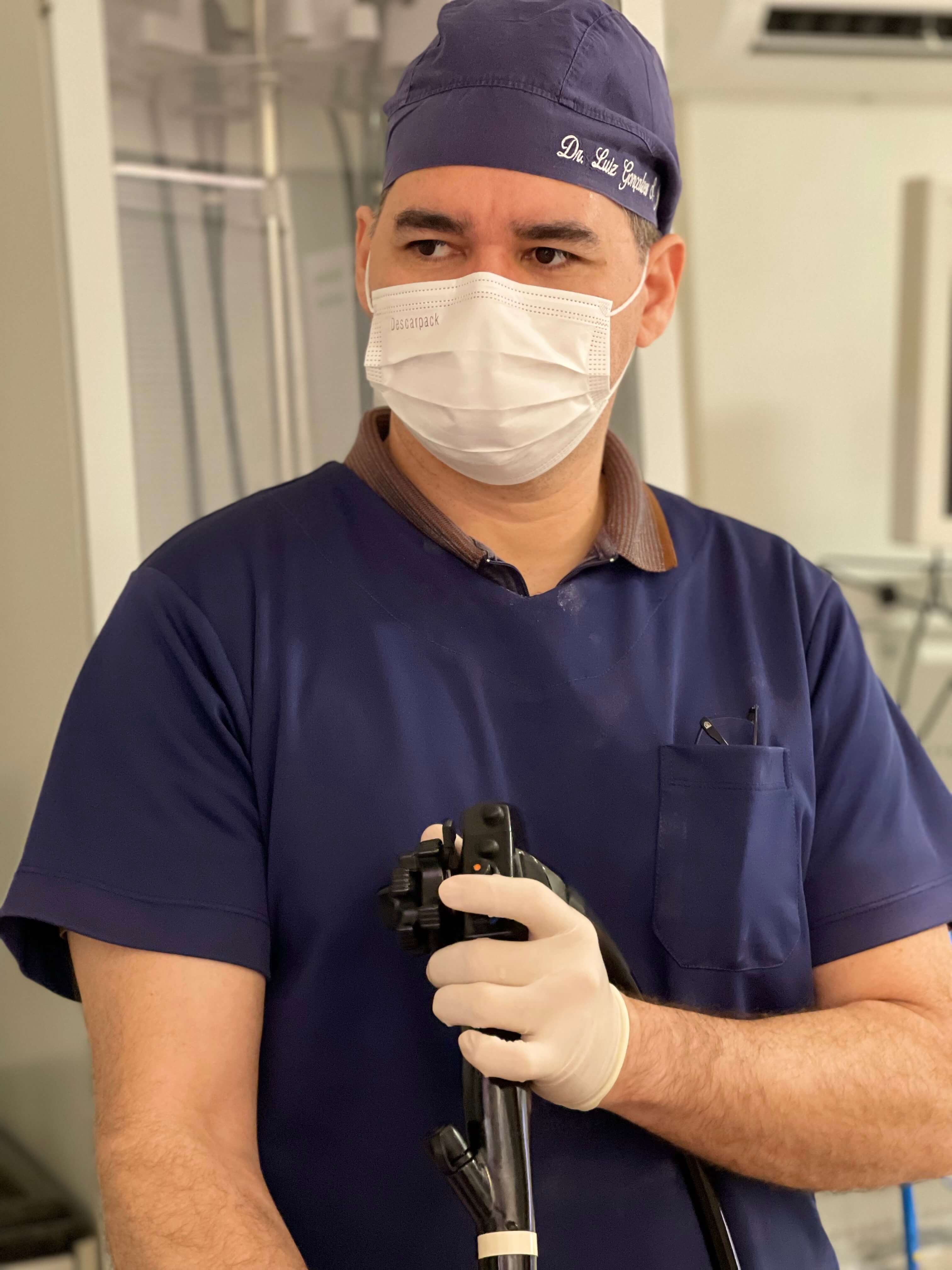 Dr. Luiz Gonçalves realizando exame de colonoscopia no Bioethos Centro Clínico